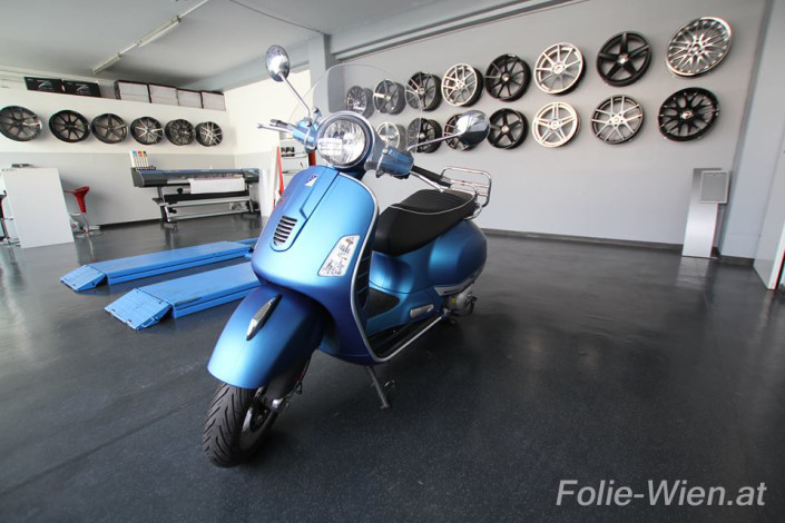 blau-vespa-folierung-autofolierung-wien